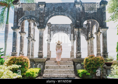 Belle caucasian girl visiter le palais d'eau à Bali Banque D'Images