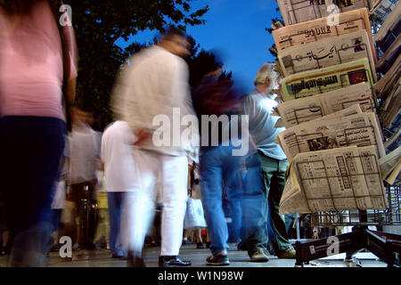 Des journaux internationaux, Las Ramblas, la Ramblas, Barcelone, Espagne Banque D'Images