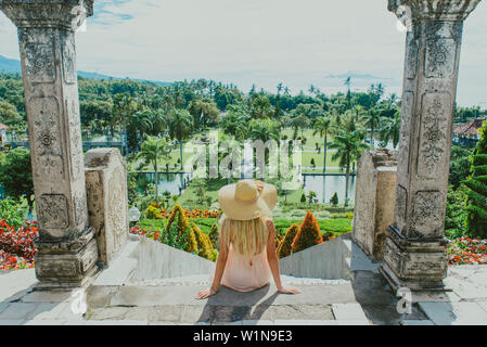 Belle caucasian girl visiter le palais d'eau à Bali Banque D'Images