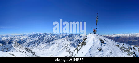 Panorama avec femme ski debout à sommet des Hasenoehrl, Brenta group, groupe Presanella, Ortler Alpes Oetztal et en arrière-plan, Banque D'Images