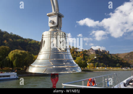 Bell de navire Le navire de croisière Sun Viking sur le Rhin sous Rheinfels château, Saint- Goar, Vallée du Haut-Rhin moyen, la Rhénanie-Palatinat, Allemagne, Banque D'Images