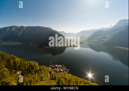 Vue depuis la plate-forme d'observation surplombant le lac de Hallstatt Patrimoine Mondial, Site du patrimoine mondial de l'UNESCO Le paysage culturel de Hallstatt-Dachstein / Salz Banque D'Images