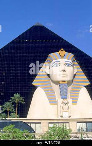 Le Skytrain et Luxor, Luxor Hotel and Casino, Las Vegas Boulevard, Las Vegas, Nevada, USA Banque D'Images