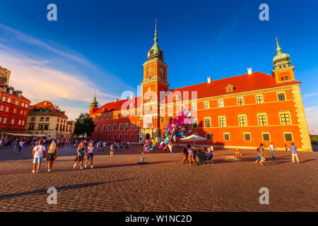 Varsovie, Pologne - 24 juin 2019 : Maisons colorées et Château Royal, Place de la vieille ville de la capitale polonaise Banque D'Images