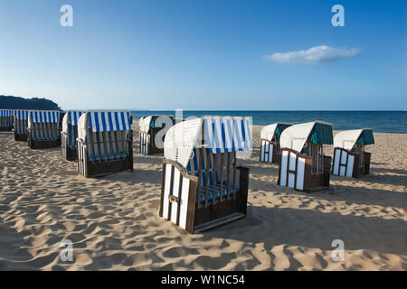 Chaises de plage sur la plage, station balnéaire Baabe, Ruegen island, mer Baltique, Schleswig-Holstein, Allemagne Banque D'Images