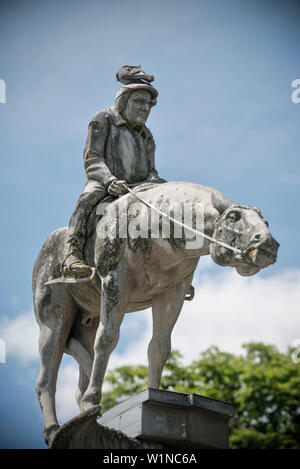 Equestian la sculpture à la fontaine, pigeon assis sur la tête de la statue, le lac de Constance, Überlingen, Bade-Wurtemberg, Allemagne Banque D'Images