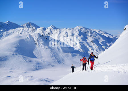 Trois personnes ski vers Pallspitze Pallspitze, croissant, Langer Grund, Kitzbuehel, Tyrol, Autriche Banque D'Images