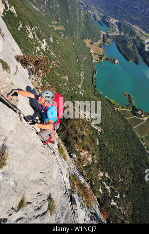 Jeune homme randonnées Route de corde fixe Rino Pisetta, Lago die Toblino, Sarche, Calavino, Trentin, Trentin-Haut-Adige, Italie, Suedtirol Banque D'Images