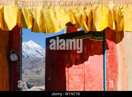 Voir à travers la porte de la Gompa bouddhiste du Dzong, Jhong, village au circuit de l'Annapurna Trek de Nilgiri (7061 m), Mustang, Népal, Himalaya, Asie Banque D'Images