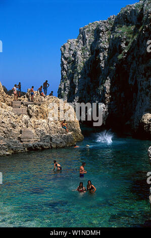 Falaises près de Gagliano del Capo, salent Pouilles, Italie Banque D'Images