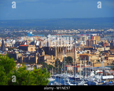 Vue de la ville de Palma de Majorque avec la cathédrale de Palma, repris de la Castell de Bellver Banque D'Images