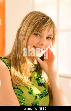 Teenage girl (14-16) smiling, portrait Banque D'Images
