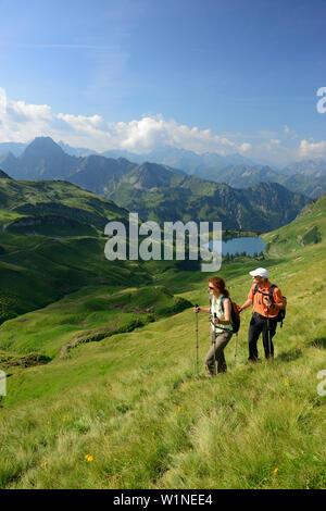 Deux randonneur en face du lac et Hoefats Seealpsee, sentier à partir de Nebelhorn Eck, Laufbacher gamme Allgaeu, supérieur, Allgaeu Bayerisch souabe, Allgaeu, Bavaria, Germ Banque D'Images