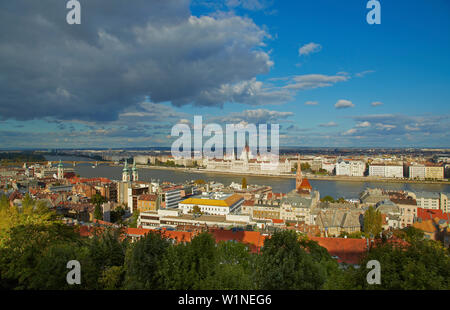 Budapest , voir de Halaszbastya à Buda au chambres du Parlement au Pest , Danube , Hongrie , Europe Banque D'Images