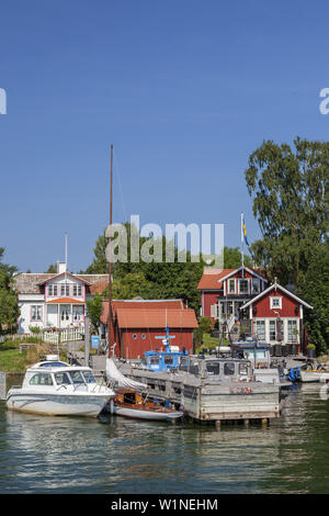 Harbour à Berg sur l'île de l'archipel de Stockholm en Moeja, Uppland, Stockholms terre, sud de la Suède, Suède, Scandinavie, dans le Nord de l'Europe Banque D'Images