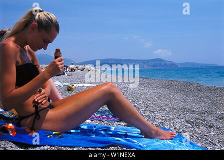 Plage, Baie des Anges, Nice Côte d'Azur, France Banque D'Images