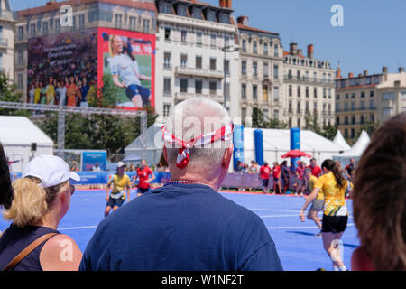 Fan Zone place Bellecour de Lyon-France, partisan américain de derrière avec une bande aux couleurs du drapeau américain examine les animations Banque D'Images