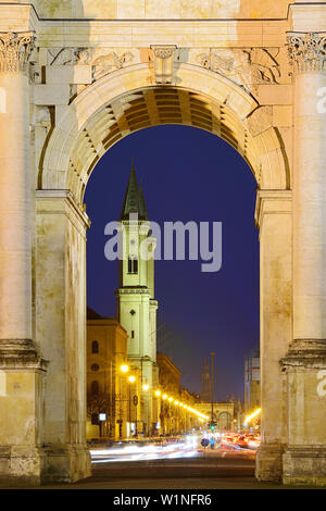 Siegestor lumineux avec vue sur Ludwigstrasse avec église Saint Michael, Michaelskirche, Siegestor, Munich, Haute-Bavière, Bavière, Allemagne Banque D'Images