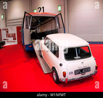 Reconstitution de la scène de l'italienne où Mini Coopers dur sur une rampe à l'arrière d'un déménagement sur un bus Légionnaire route alpine étroite Banque D'Images