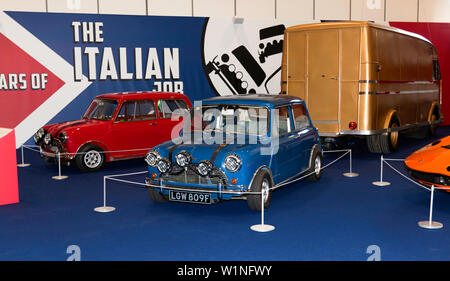 Vue d'un rouge et bleu et mini van de lingot, comme utilisé dans le hold-up de l'italienne dans une exposition hommage spécial Banque D'Images
