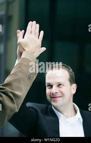 Deux hommes sont heureux d'un contrat, give me five Banque D'Images
