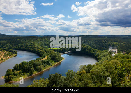 Barrage Saale près de Burgk château, parc naturel Thueringer Schiefergebirge / Obere Saale, Thuringe, Allemagne Banque D'Images