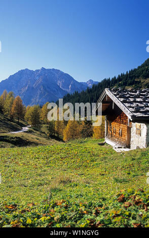 Chalet de montagne traditionnel avec Watzmann, Berchtesgaden, Berchtesgaden, Haute-Bavière, Bavière, Allemagne Banque D'Images