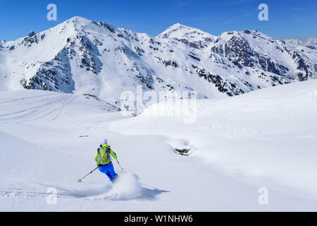 Femme ski de Halslspitze Hobarjoch de descente, et appartement Inge en arrière-plan, Halslspitze, Tux Alpes, Tyrol, Autriche Banque D'Images