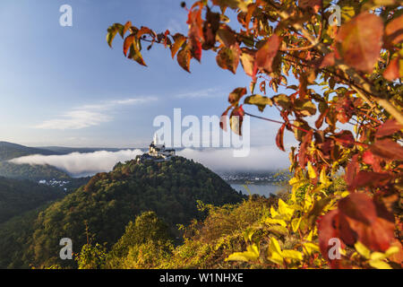 À l'automne de marksburg Braubach ci-dessus par le Rhin, Vallée du Haut-Rhin moyen, la Rhénanie-Palatinat, Allemagne, Europe Banque D'Images