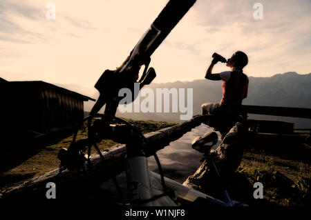 Vélo de montagne femelle reposant, Hall in Tirol, Tyrol, Autriche Banque D'Images
