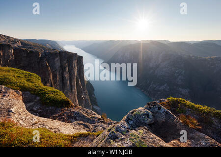 De l'escarpement du plateau de Kjerag rock plus de 1000 mètres au-dessus du Lysefjord en été, Rogaland, Norvège, Scandinavie Banque D'Images