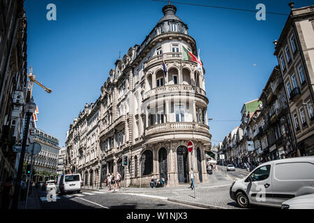 Les gens qui marchent dans la belle et rues typiques de Porto sur une journée d'été. Portugal Banque D'Images