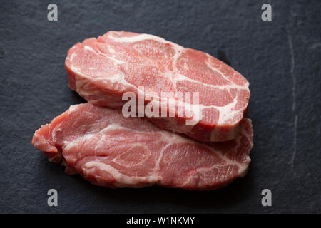 Deux matières, épaule de porc crus steaks britanniques ont acheté dans un supermarché au Royaume-Uni. Dorset England UK GO Banque D'Images