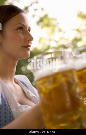 Jeune femme, noodles, verres à bière steins, Le Lac de Starnberg, en Bavière, Allemagne Banque D'Images