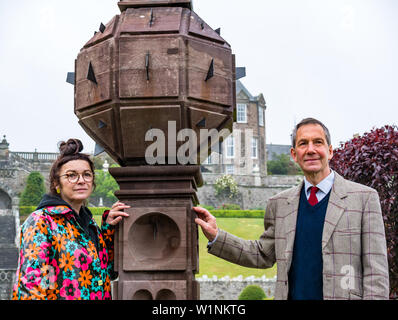 Restaurateur & estate manager à l'Écosse 1630 cadran solaire le plus ancien obélisque Drummond Castle Gardens, Perthshire, Écosse, Royaume-Uni. Banque D'Images