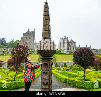 Graciela Ainsworth à Scotland 1630 le plus ancien obélisque sundial Drummond Castle Gardens, Perthshire, Écosse, Royaume-Uni. Banque D'Images