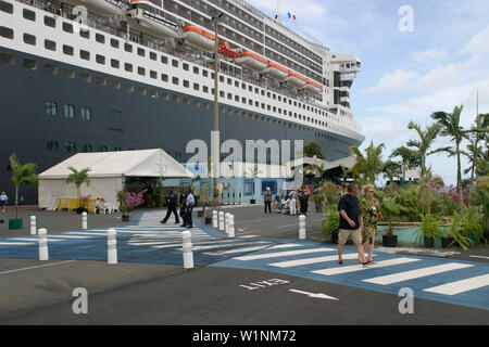 Queen Mary 2, quai à Fort-de-France, Martinique, Queen Mary 2, QM2 für Anleger im Hafen von Kreuzfahrtschiffe Fort de France, Martinique Buch S. 159 Banque D'Images