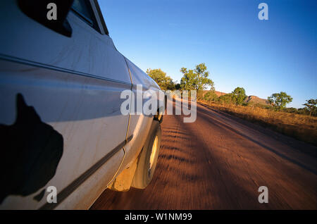 Jeep, sur la route, Kimberley Plateau, WA Australie Banque D'Images