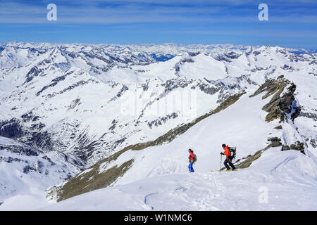 Deux personnes de l'arrière-pays de ski alpin, Dreiherrnspitze Dreiherrnspitze, vallée d'Ahrntal, gamme de Hohe Tauern, le Tyrol du Sud, Italie Banque D'Images