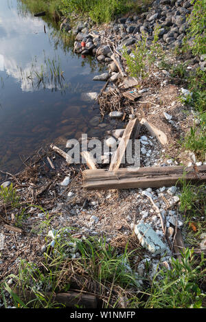 Le polystyrène, polystyrène déchets sur la rive. Banque D'Images