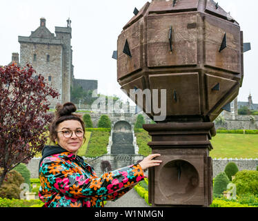 Graciela Ainsworth à Scotland 1630 le plus ancien obélisque sundial Drummond Castle Gardens, Perthshire, Écosse, Royaume-Uni. Banque D'Images