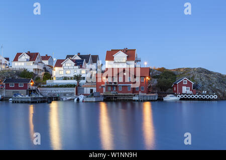 Chalets suédois par la mer à l'île de Klädesholmen, Îles Tjörn, Bohuslän, västergötland, vacances, sud de la Suède, Suède, Scandinavie, dans le Nord de l'Europe, Euro Banque D'Images