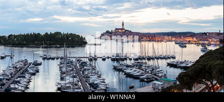 Harbour au crépuscule, Rovinj, Istrie, Croatie Banque D'Images