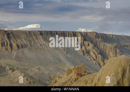 Paysage près d'Dhigaon surréaliste typique de Mustang dans le désert autour de la haute vallée de la Kali Gandaki, la plus profonde vallée au monde (7061 m de Nilgiri, Banque D'Images