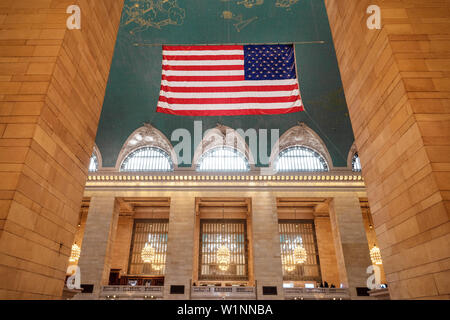 Drapeau américain à la gare Grand Central Terminal, Manhattan, New York City, USA, United States of America Banque D'Images