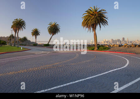 Avenue de la Palma, l'île au trésor, l'horizon de San Francisco, Californie, USA Banque D'Images