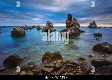 Des pierres à plage de Cala del frares, Sa Caleta, Mer Méditerranée, Lloret de Mar, Costa Brava, Catalogne, Espagne Banque D'Images