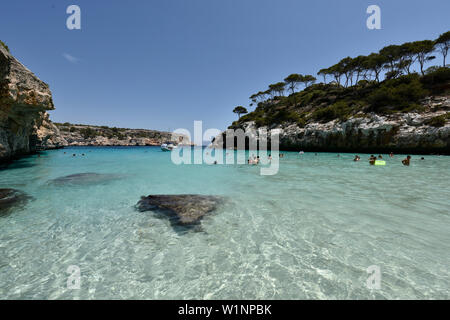 La natation de personnes dans la baie de Calo des Moro, Mallorca, Espagne Banque D'Images