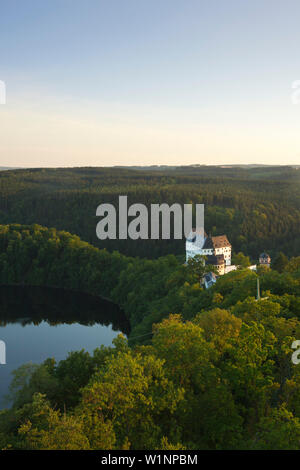 Barrage Saale près de Burgk château, parc naturel Thueringer Schiefergebirge / Obere Saale, Thuringe, Allemagne Banque D'Images