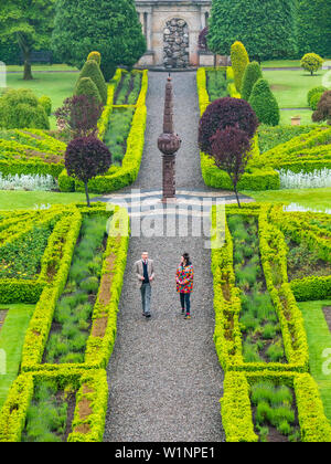 Restaurateur & estate manager à l'Écosse 1630 cadran solaire le plus ancien obélisque Drummond Castle Gardens, Perthshire, Écosse, Royaume-Uni. Banque D'Images